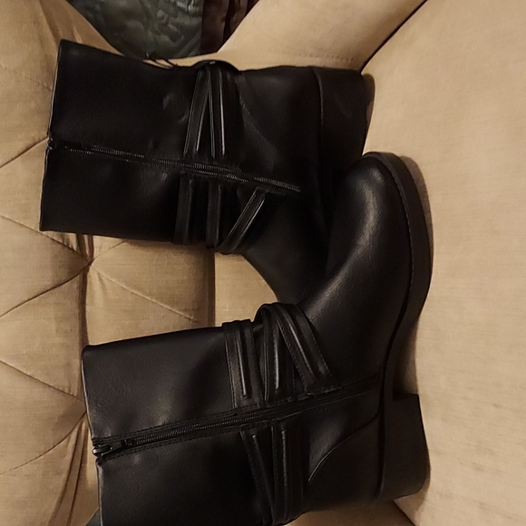 Boots - Picture 4 of 6